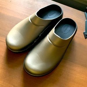 Oofos clogs. Black/gold. Size 39 (M6/W8)